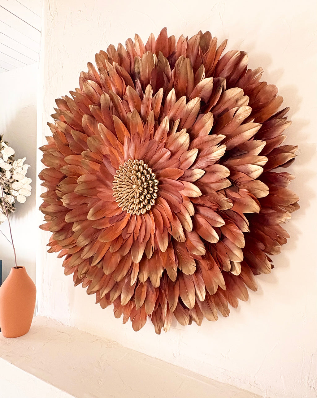 Jujuhat "Golden Terracotta " avec ses plumes Terracota aux pointes dorées et son coeur en coquillages cauris dorés