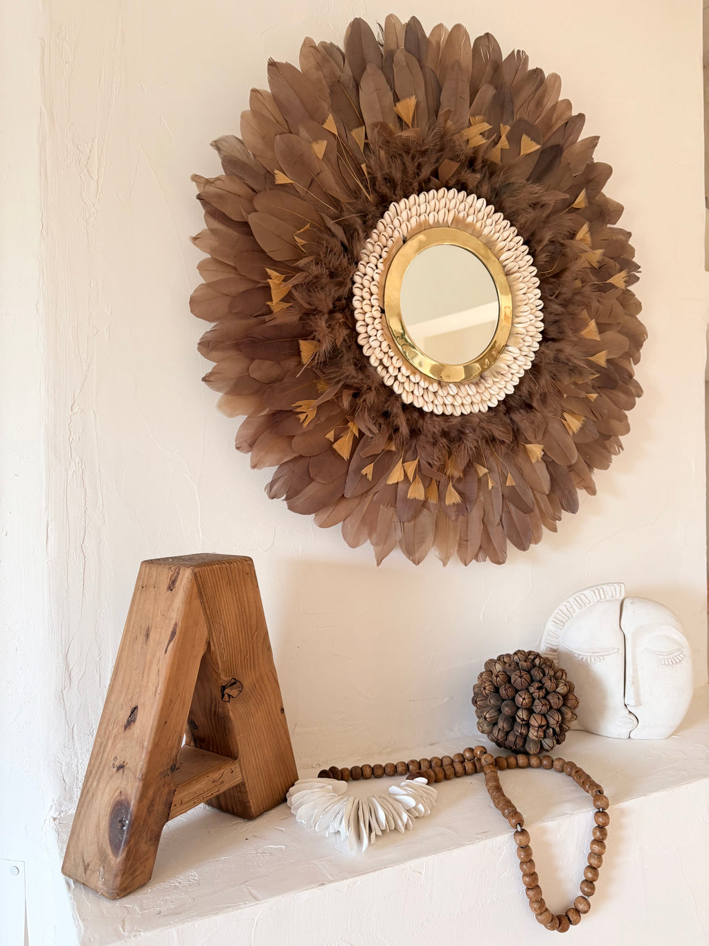 Le Baobab - Jujuhat en plumes naturelles maron glacé, coquillage cauris et miroir laiton marocain