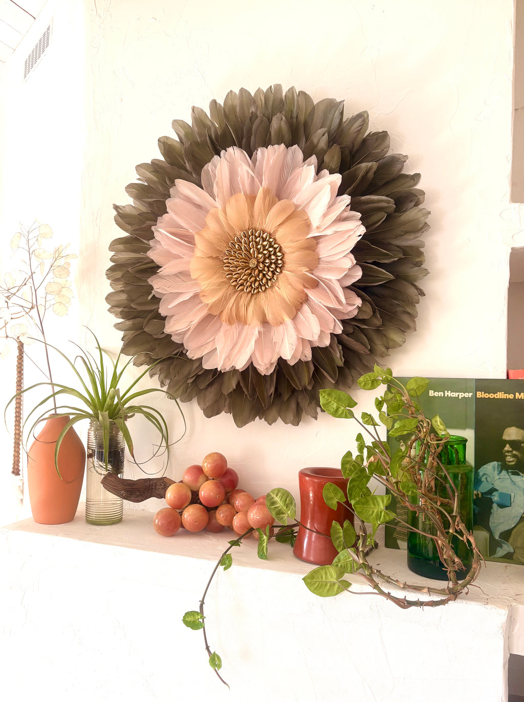 Jujuhat Zélie kaki vieux rose et crème – Décoration murale en plumes – Cauris dorés – Déco bohème contemporaine – 65 ou 80 cm