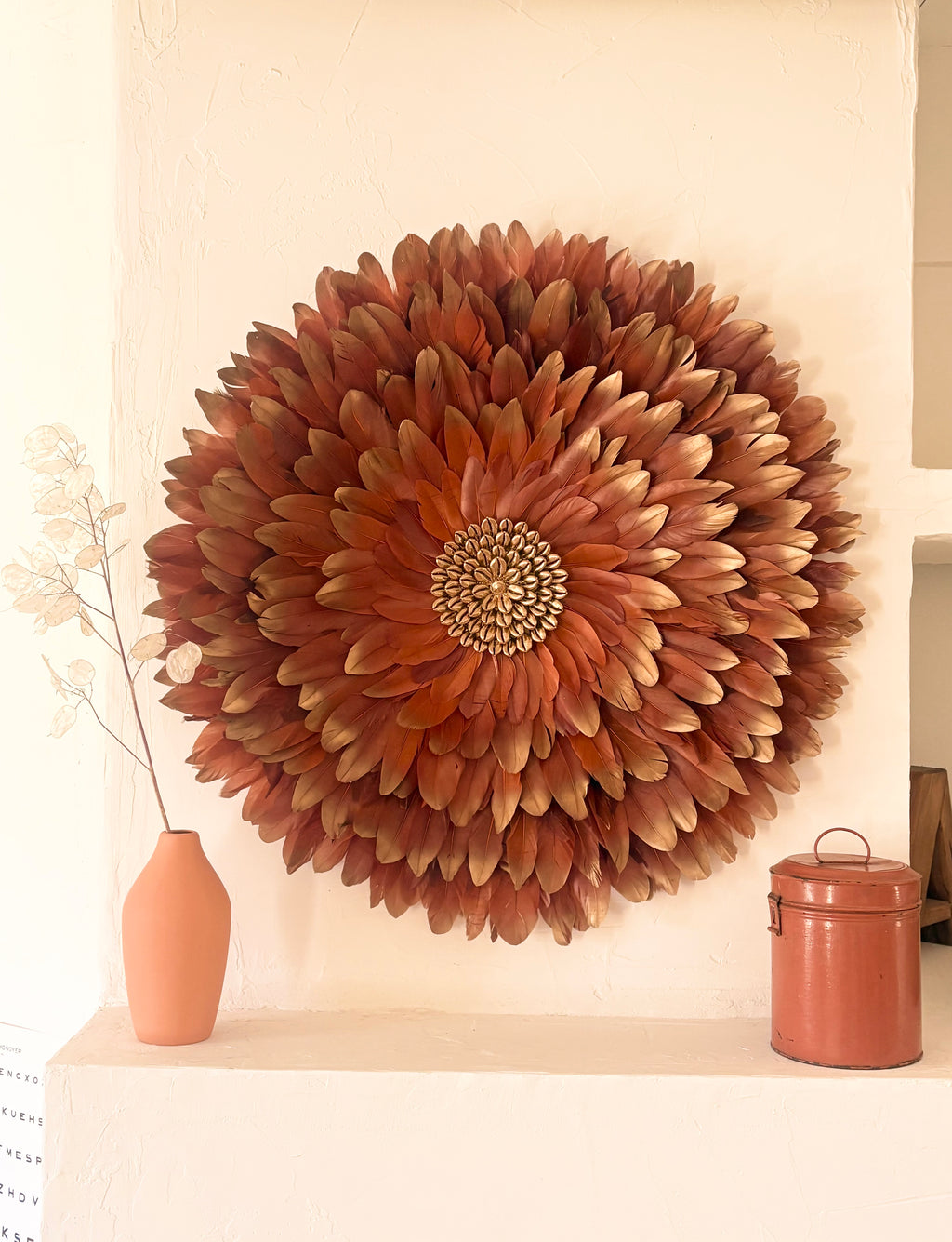 Jujuhat "Golden Terracotta " avec ses plumes Terracota aux pointes dorées et son coeur en coquillages cauris dorés