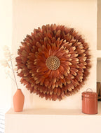 Jujuhat "Golden Terracotta " avec ses plumes Terracota aux pointes dorées et son coeur en coquillages cauris dorés