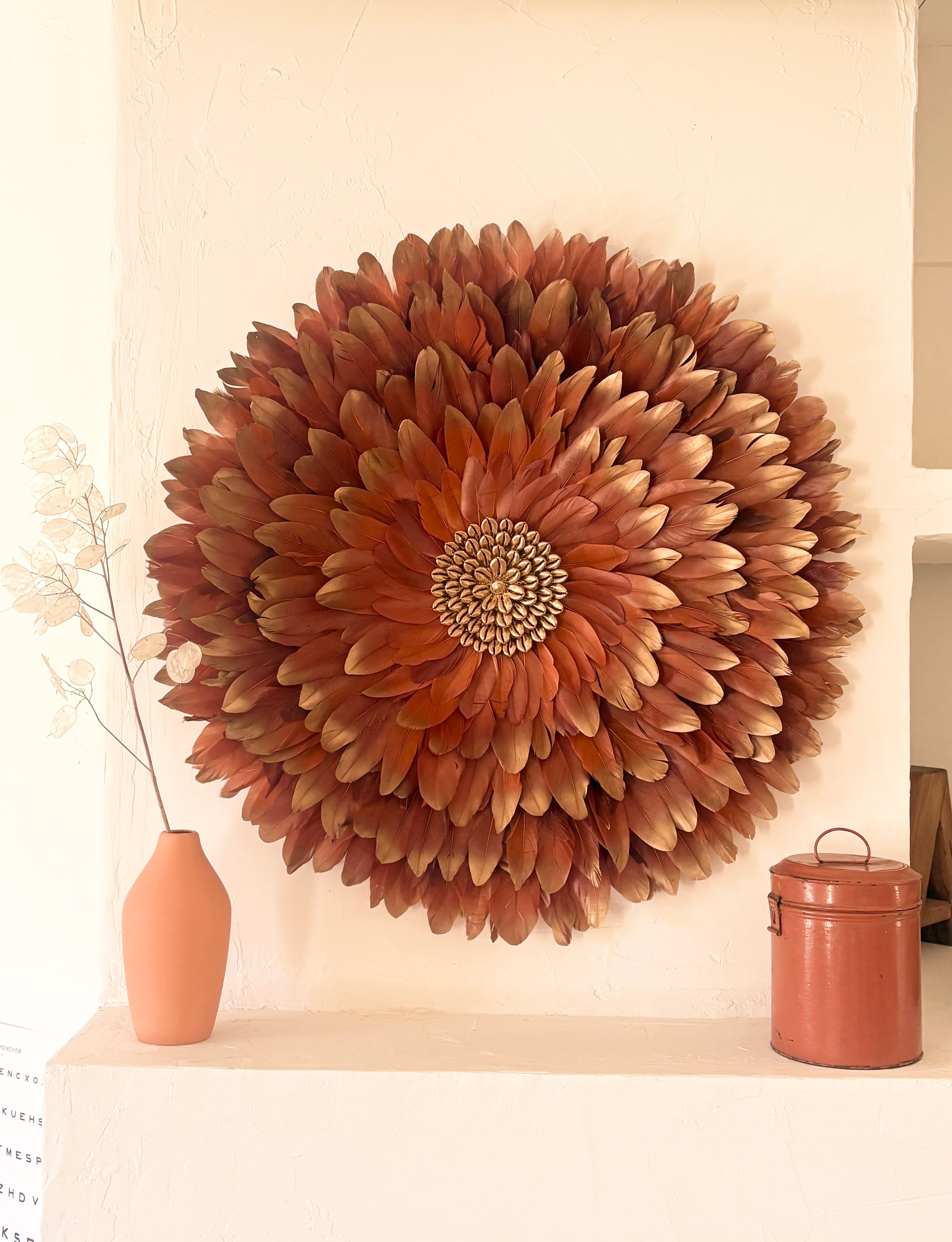 Jujuhat "Golden Terracotta " avec ses plumes Terracota aux pointes dorées et son coeur en coquillages cauris dorés