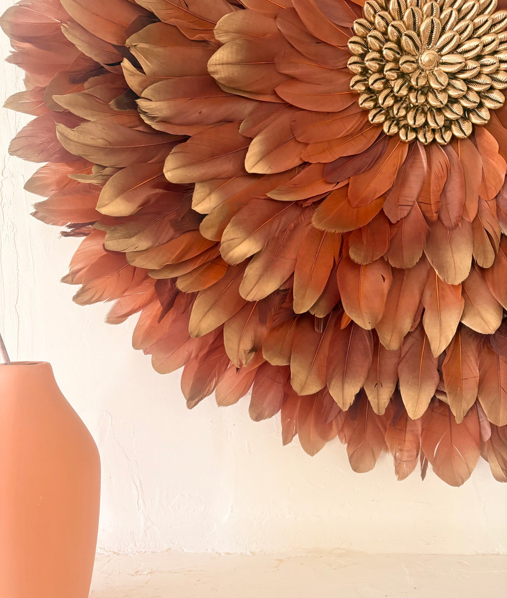 Jujuhat "Golden Terracotta " avec ses plumes Terracota aux pointes dorées et son coeur en coquillages cauris dorés