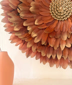Jujuhat "Golden Terracotta " avec ses plumes Terracota aux pointes dorées et son coeur en coquillages cauris dorés