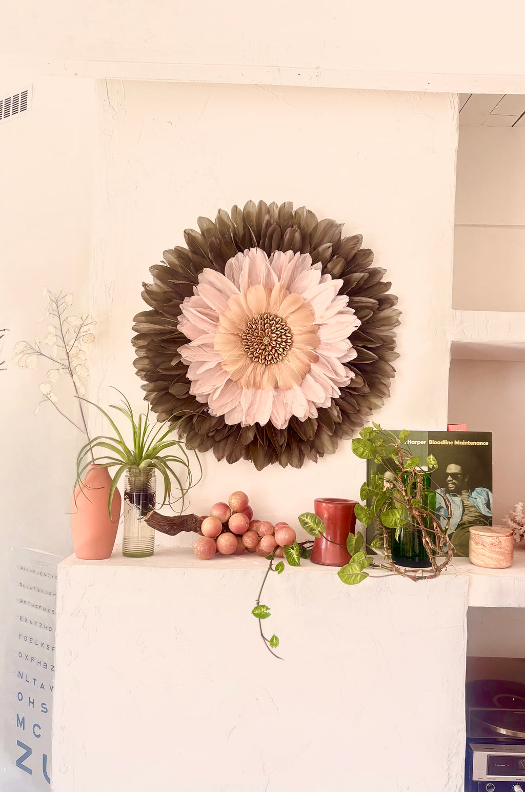 Jujuhat Zélie kaki vieux rose et crème – Décoration murale en plumes – Cauris dorés – Déco bohème contemporaine – 65 ou 80 cm
