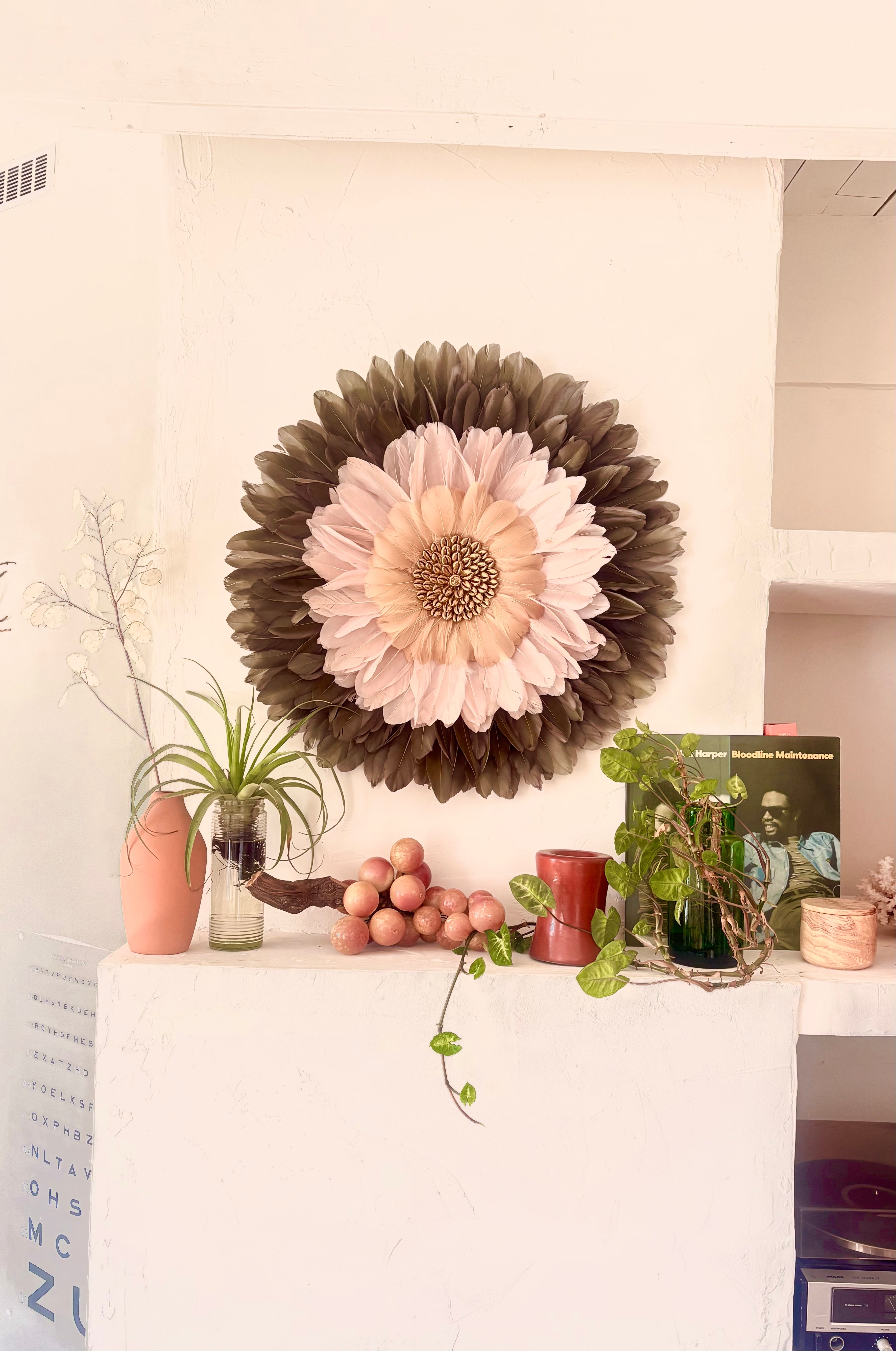 Jujuhat Zélie kaki vieux rose et crème – Décoration murale en plumes – Cauris dorés – Déco bohème contemporaine – 65 ou 80 cm