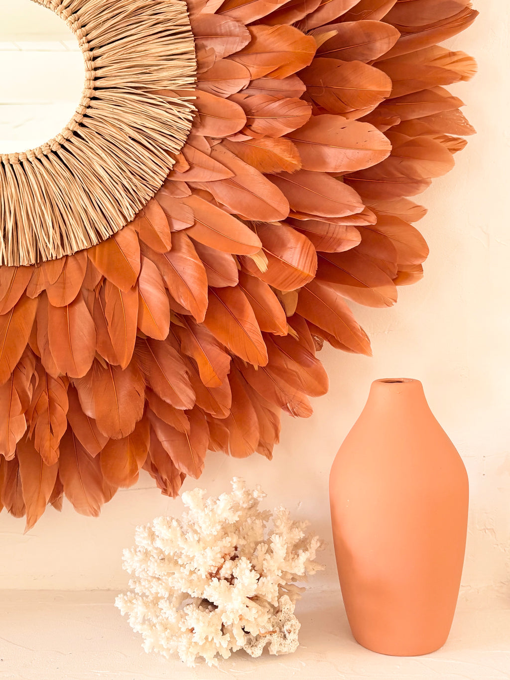 Juju Hat « LE BEURRE SALÉ » – Déco murale en plumes marron et cœur en raphia naturel avec miroir | Disponible en 50, 65 ou 80 cm | Fait main