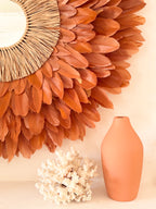 Juju Hat « LE BEURRE SALÉ » – Déco murale en plumes marron et cœur en raphia naturel avec miroir | Disponible en 50, 65 ou 80 cm | Fait main