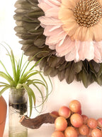 Jujuhat Zélie kaki vieux rose et crème – Décoration murale en plumes – Cauris dorés – Déco bohème contemporaine – 65 ou 80 cm