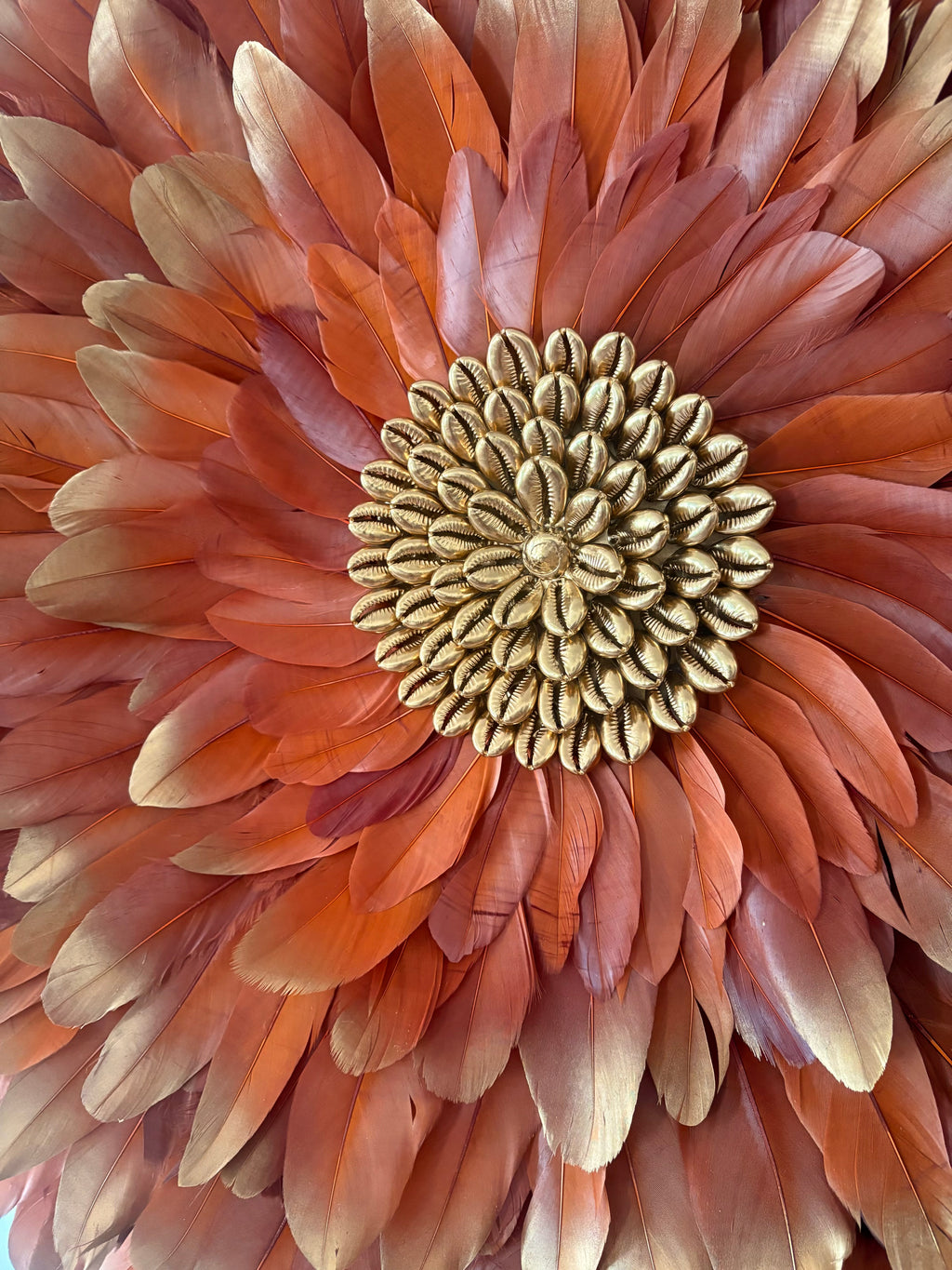Jujuhat "Golden Terracotta " avec ses plumes Terracota aux pointes dorées et son coeur en coquillages cauris dorés