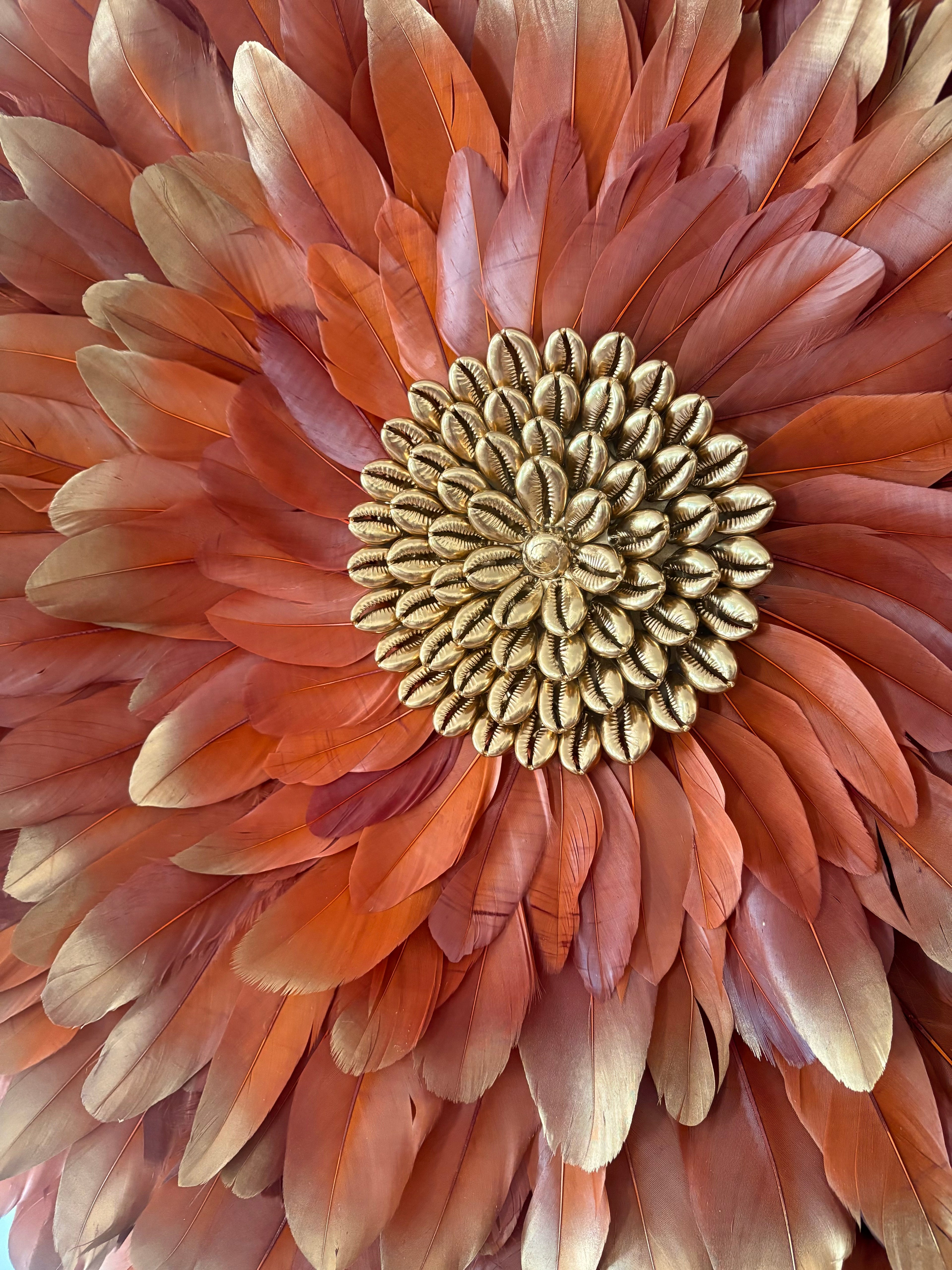 Jujuhat "Golden Terracotta " avec ses plumes Terracota aux pointes dorées et son coeur en coquillages cauris dorés