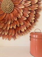 Jujuhat "Golden Terracotta " avec ses plumes Terracota aux pointes dorées et son coeur en coquillages cauris dorés
