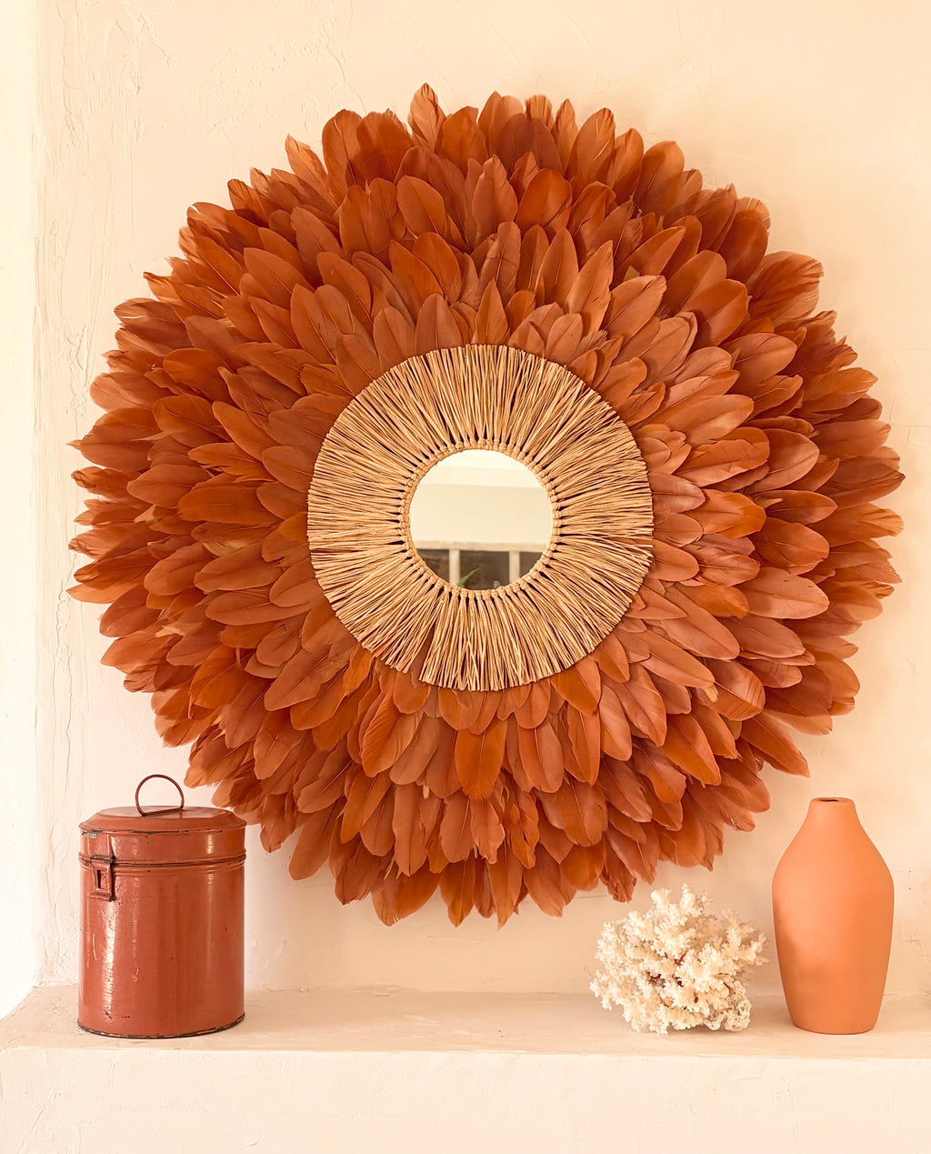 Juju Hat « LE BEURRE SALÉ » – Déco murale en plumes marron et cœur en raphia naturel avec miroir | Disponible en 50, 65 ou 80 cm | Fait main