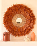 Juju Hat « LE BEURRE SALÉ » – Déco murale en plumes marron et cœur en raphia naturel avec miroir | Disponible en 50, 65 ou 80 cm | Fait main