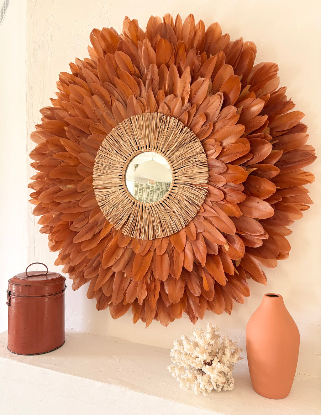 Juju Hat « LE BEURRE SALÉ » – Déco murale en plumes marron et cœur en raphia naturel avec miroir | Disponible en 50, 65 ou 80 cm | Fait main