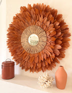 Juju Hat « LE BEURRE SALÉ » – Déco murale en plumes marron et cœur en raphia naturel avec miroir | Disponible en 50, 65 ou 80 cm | Fait main