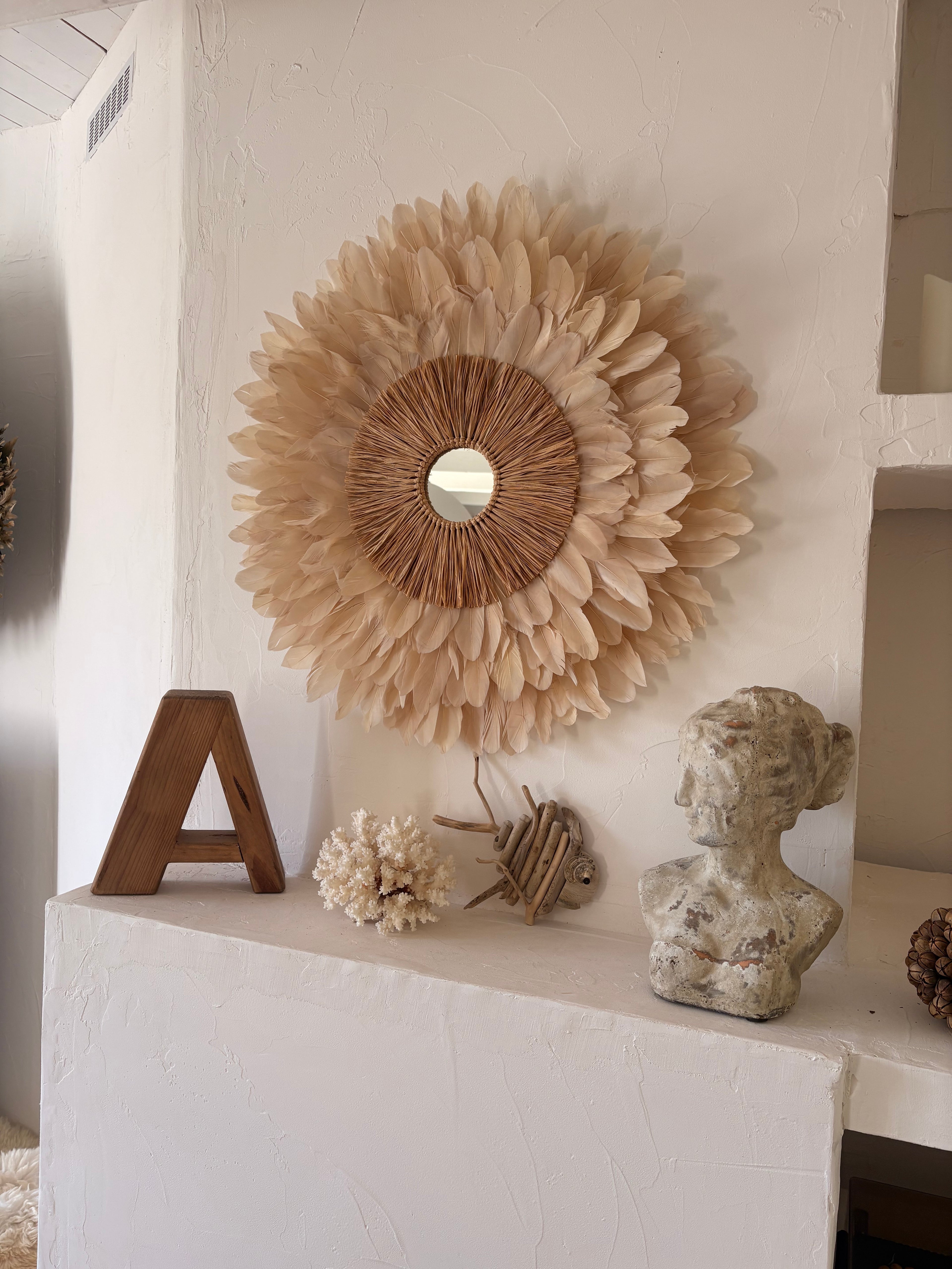 JUJUHAT « LE HELLO » en plumes grèges avec son miroir en raphia naturel