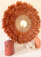 Juju Hat « LE BEURRE SALÉ » – Déco murale en plumes marron et cœur en raphia naturel avec miroir | Disponible en 50, 65 ou 80 cm | Fait main