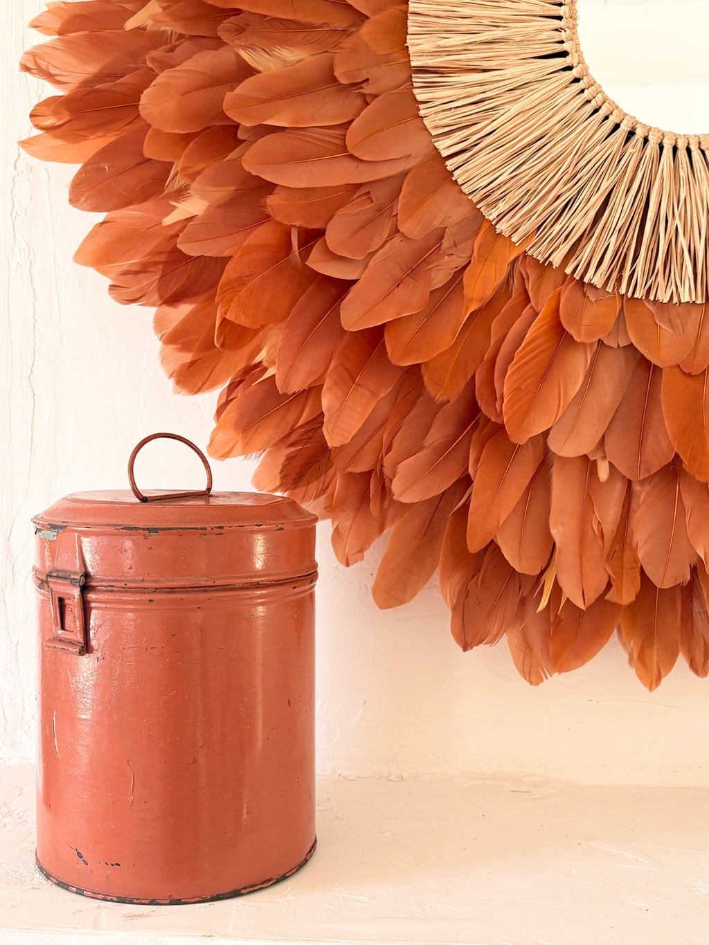Juju Hat « LE BEURRE SALÉ » – Déco murale en plumes marron et cœur en raphia naturel avec miroir | Disponible en 50, 65 ou 80 cm | Fait main