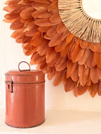 Juju Hat « LE BEURRE SALÉ » – Déco murale en plumes marron et cœur en raphia naturel avec miroir | Disponible en 50, 65 ou 80 cm | Fait main