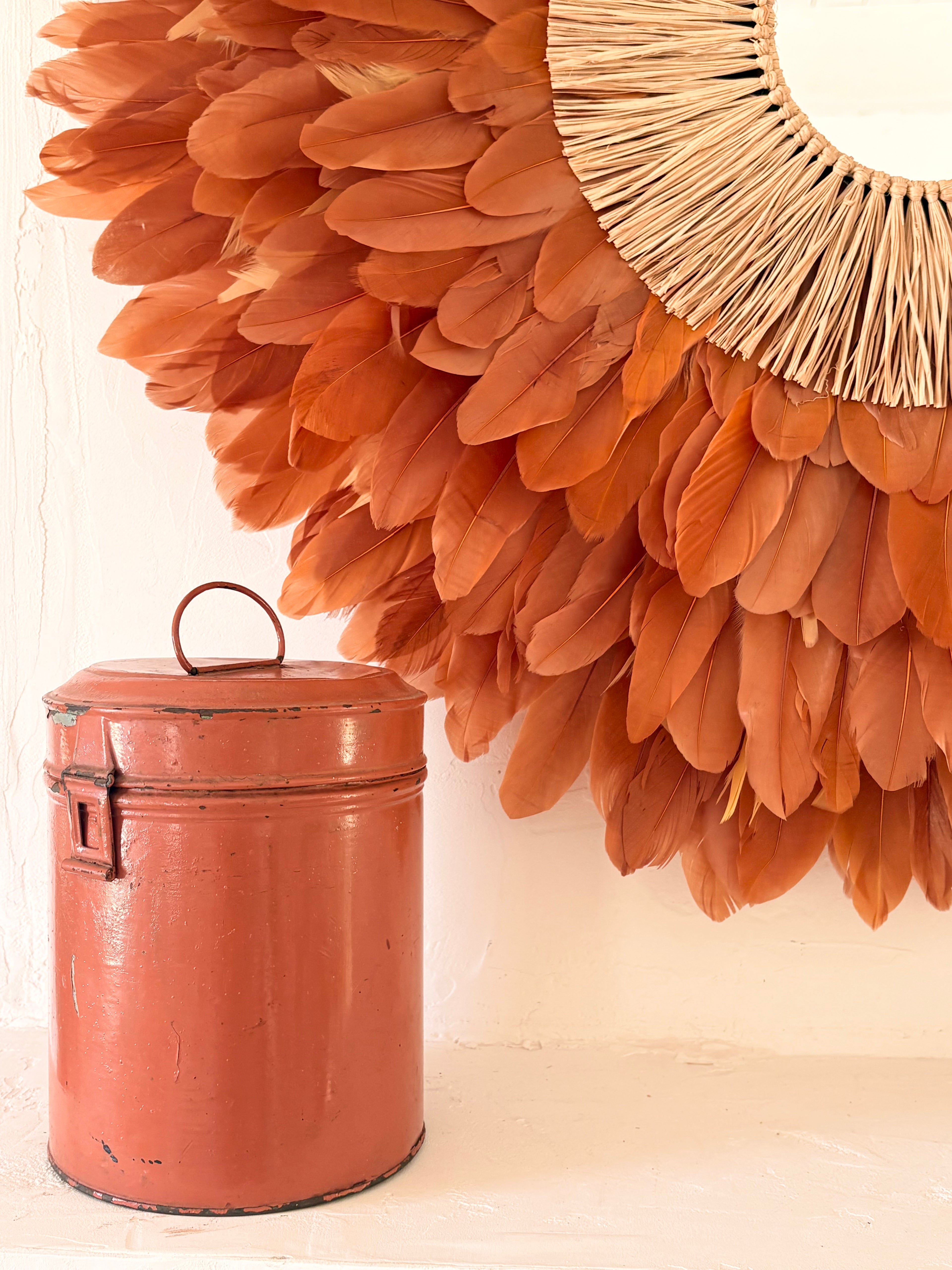 Juju Hat « LE BEURRE SALÉ » – Déco murale en plumes marron et cœur en raphia naturel avec miroir | Disponible en 50, 65 ou 80 cm | Fait main