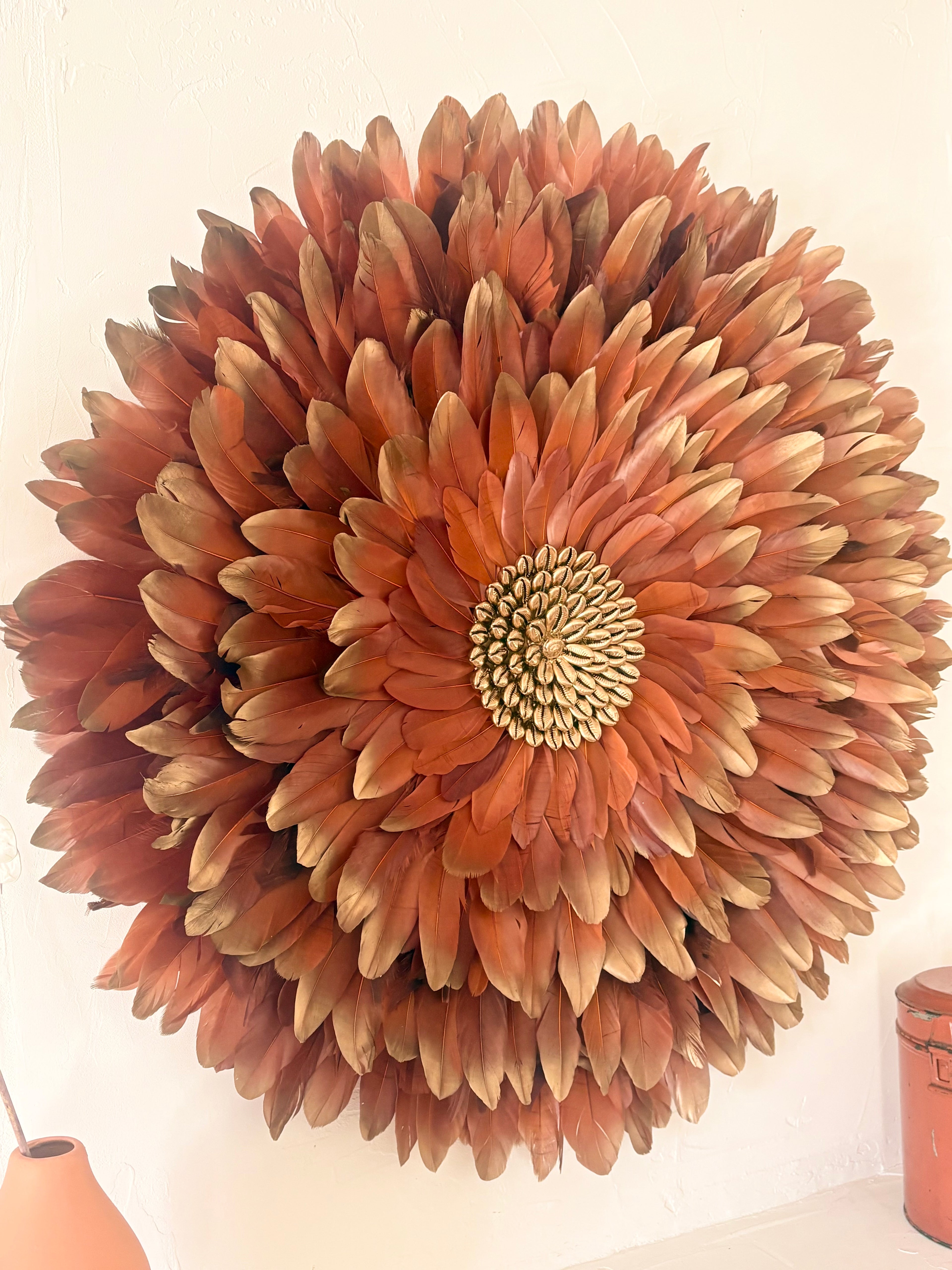 Jujuhat "Golden Terracotta " avec ses plumes Terracota aux pointes dorées et son coeur en coquillages cauris dorés