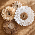 Compo BALI” – déco murale raphia, cauris et plumes naturelles – blanc, beige, miroir