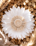 Juju Hat « PRÉCIEUX » blanc – Plumes naturelles & cœur raphia blanc et cauris – Déco murale ethnique chic – 50/65/80cm – Fait main