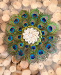 LE SULTAN – Mini Juju Hat en plumes de paon et cauris | Décoration murale bohème 30cm