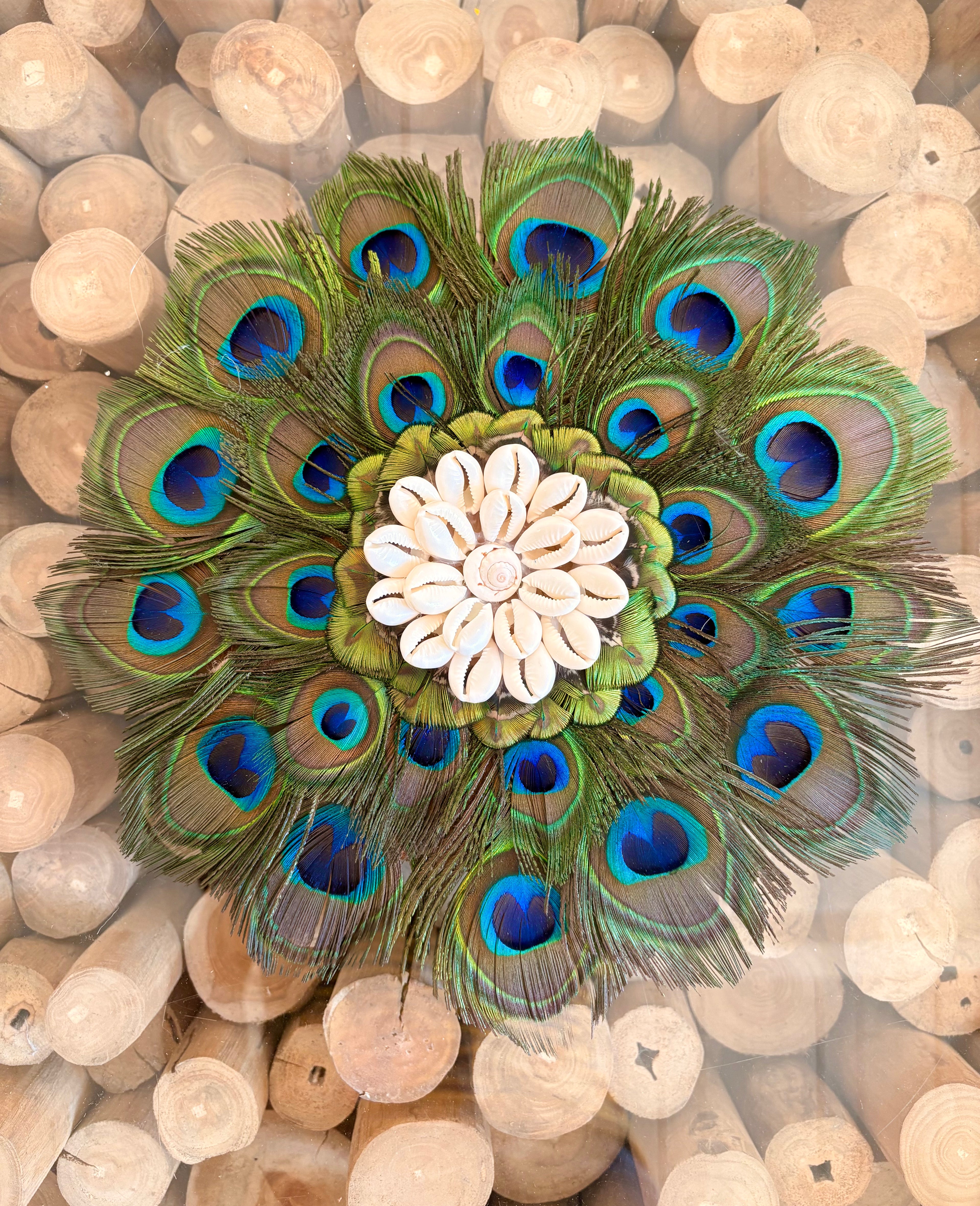 LE SULTAN – Mini Juju Hat en plumes de paon et cauris | Décoration murale bohème 30cm