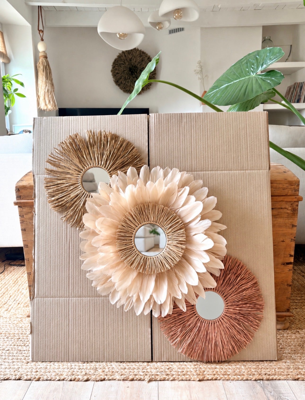 Trio Soléa – Juju Hat 50 cm en plumes beiges & raphia naturel + 2 miroirs en raphia 35 cm - Décoration murale bohème