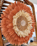 Juju Hat terracotta L’Arizona - Décoration murale bohème en plumes, raphia et cauris – Déco ethnique naturelle – 65 ou 80 cm