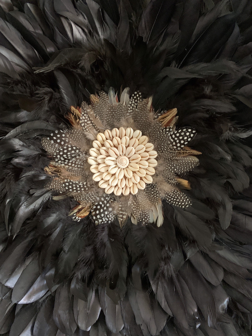JUJUHAT “CLASSIC BLACK” – Plumes noires naturelles & cœur en coquillages cauris