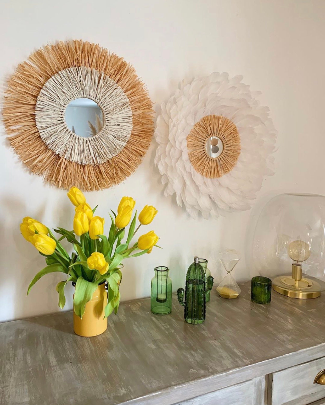 DUO PARFAIT – Juju Hat mural en plumes naturelles 65 cm + miroir raphia 55 cm – Déco ethnique chic bohème – Fait main