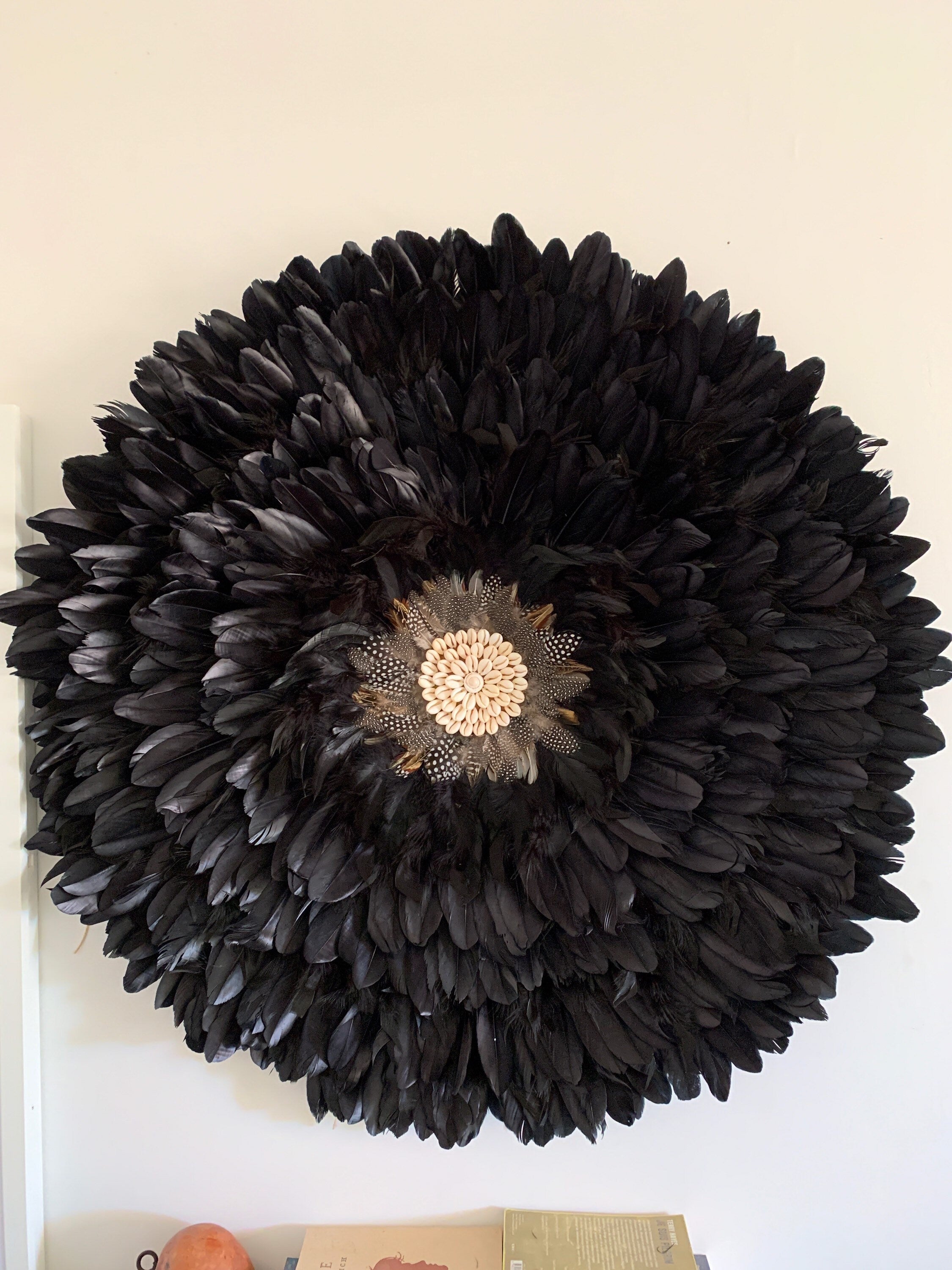 JUJUHAT “CLASSIC BLACK” – Plumes noires naturelles & cœur en coquillages cauris