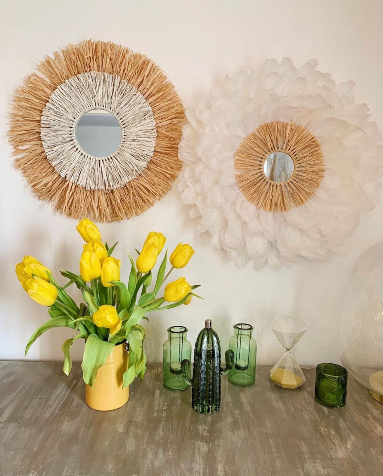 DUO PARFAIT – Juju Hat mural en plumes naturelles 65 cm + miroir raphia 55 cm – Déco ethnique chic bohème – Fait main