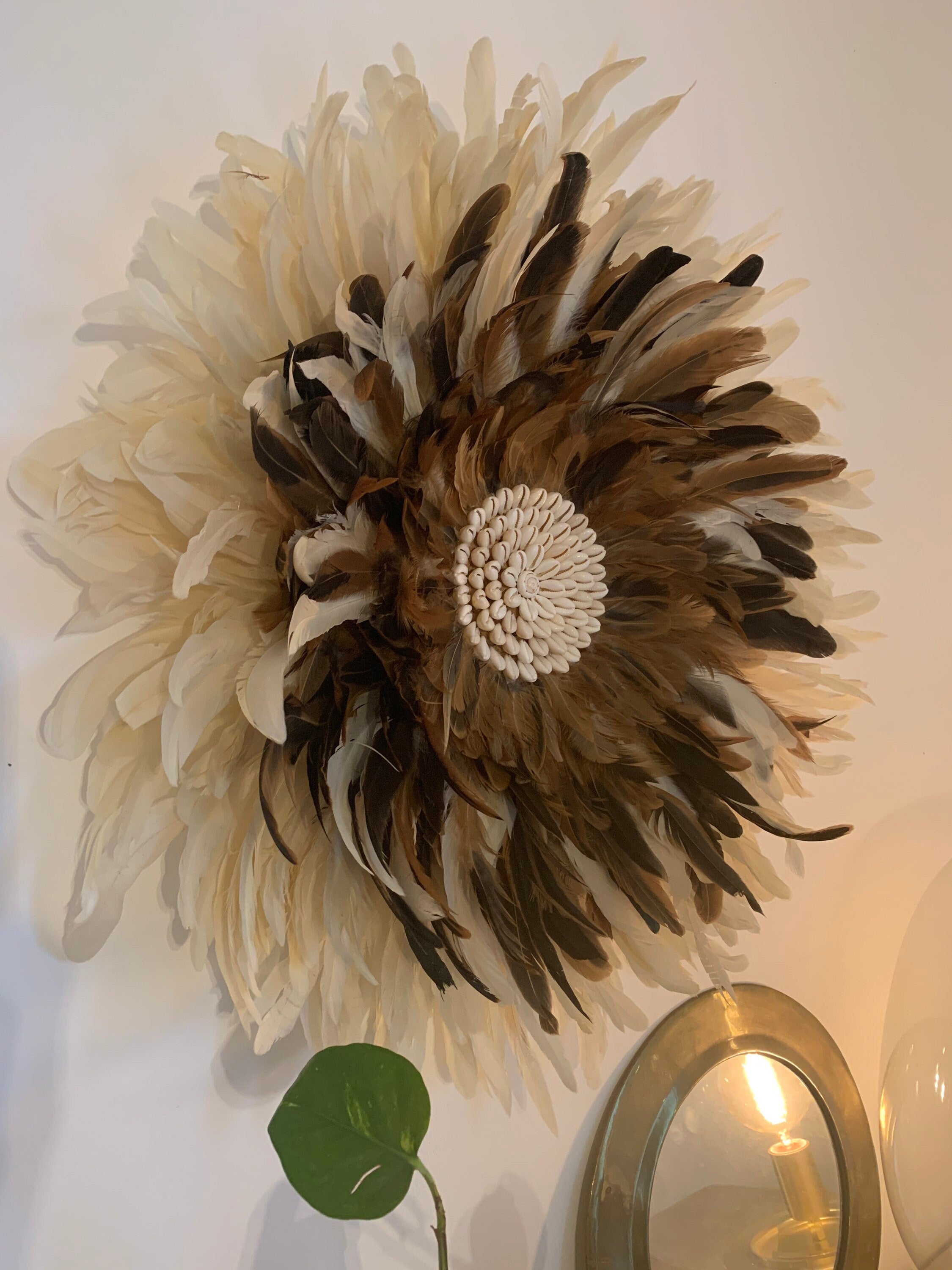 LE TRANGO • Juju Hat mural en plumes beiges et marron avec cœur en coquillages cauris – Déco murale bohème chic – Fait main en France