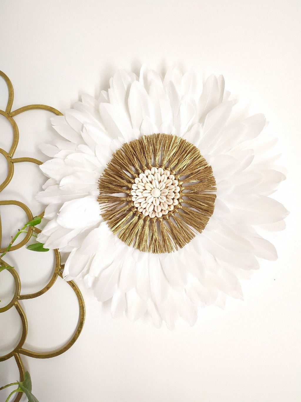 JUJUHAT « LE PRÉCIEUX » blanc avec raphia + coquillages cauris