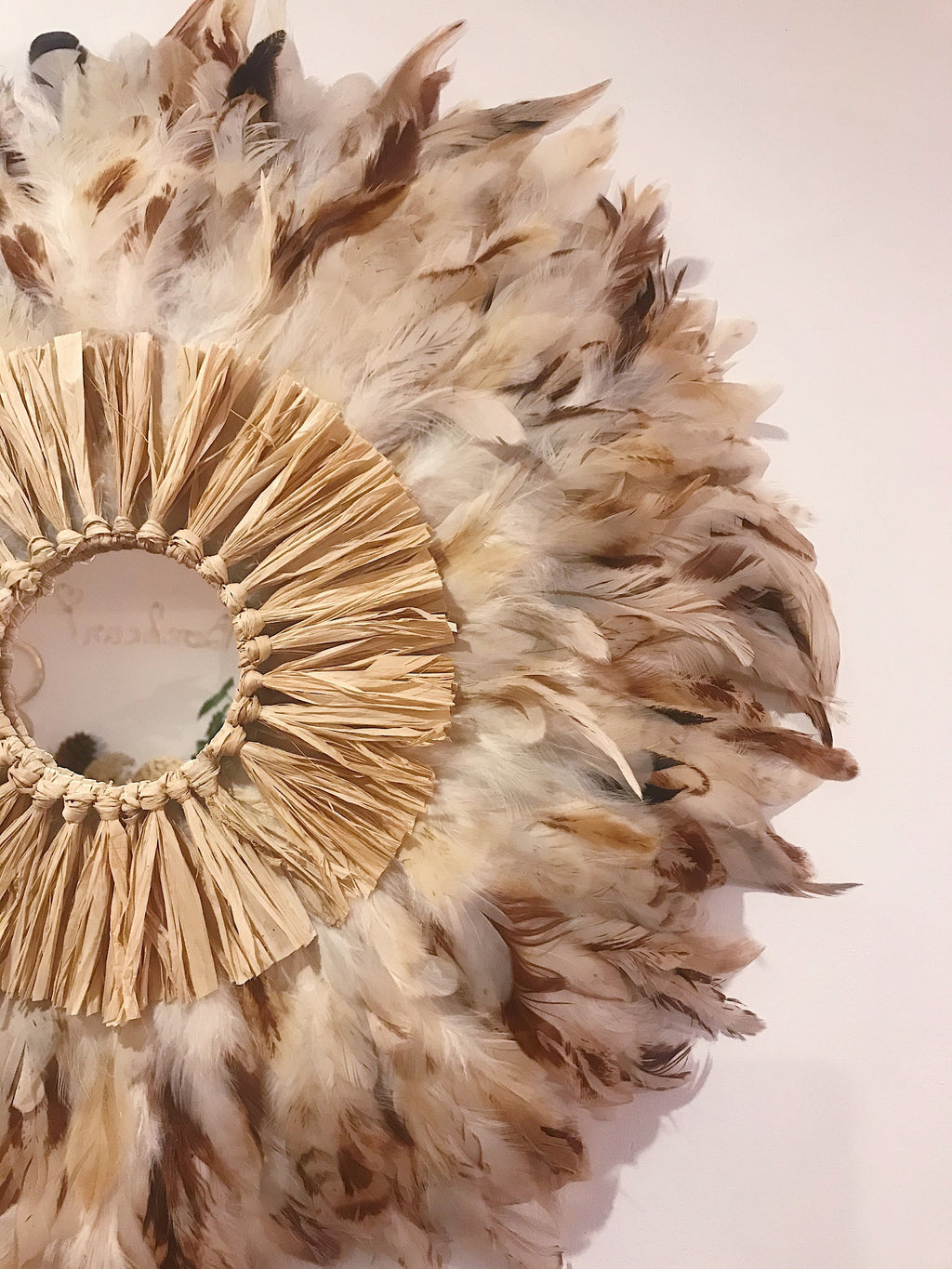 Juju Hat “Indian Summer” – décoration murale en plumes naturelles, raphia et miroir au choix