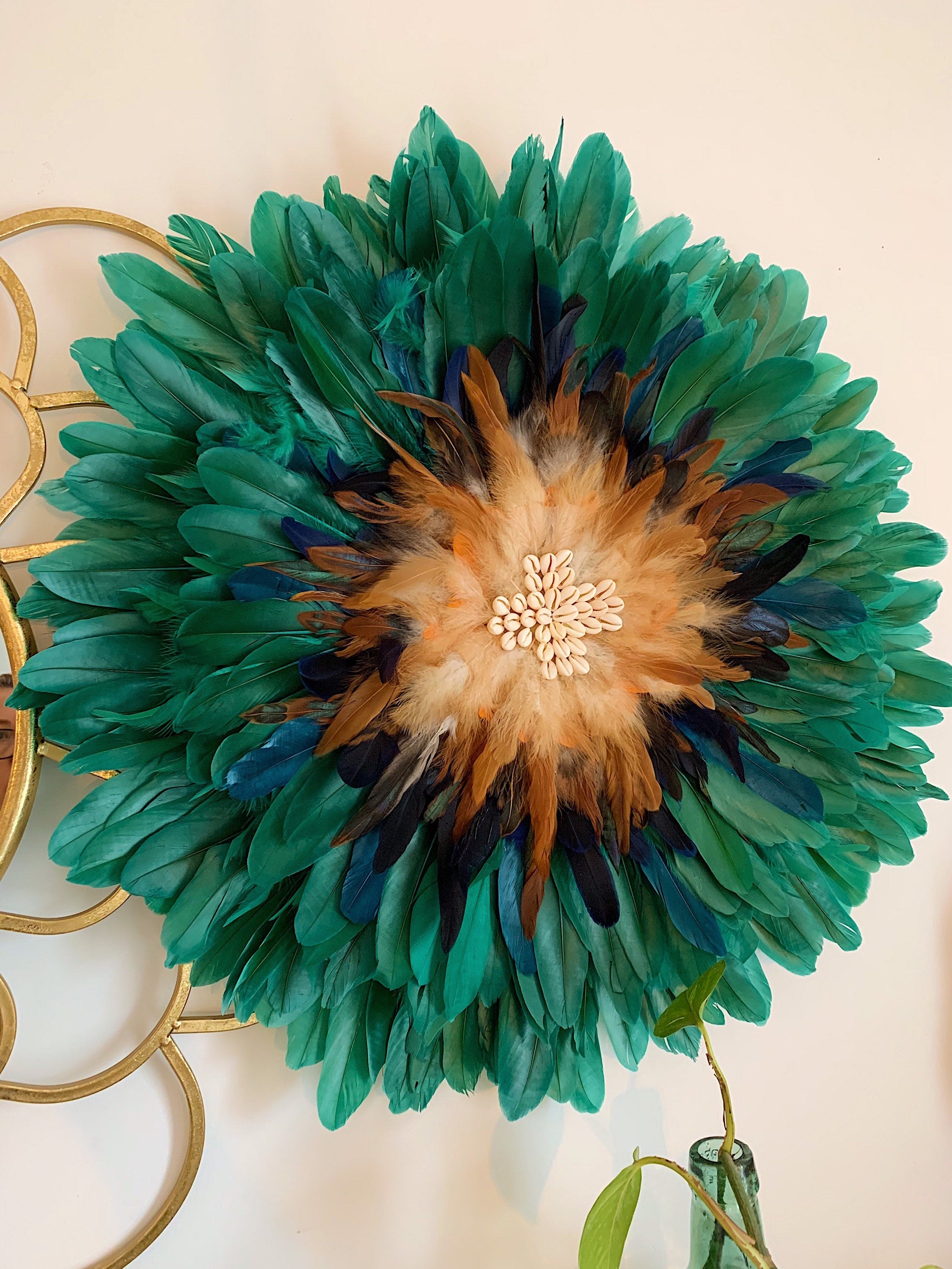 JUJUHAT « KRISTINA » plumes vertes + marrons + coquillages cauris