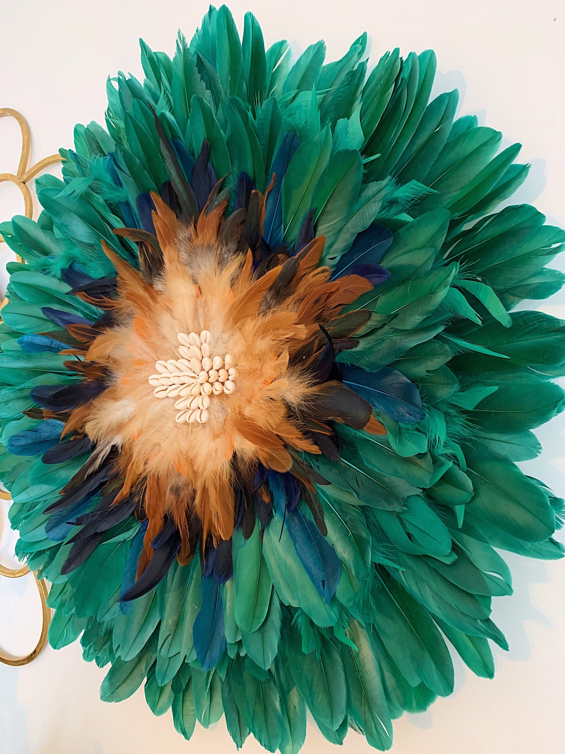 JUJUHAT « KRISTINA » plumes vertes + marrons + coquillages cauris