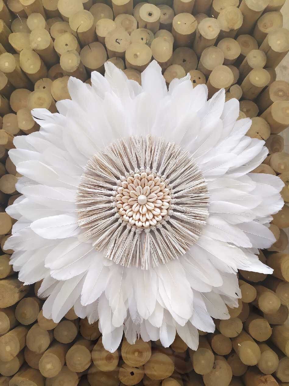 Juju Hat « PRÉCIEUX » blanc – Plumes naturelles & cœur raphia blanc et cauris – Déco murale ethnique chic – 50/65/80cm – Fait main