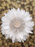 Juju Hat « PRÉCIEUX » blanc – Plumes naturelles & cœur raphia blanc et cauris – Déco murale ethnique chic – 50/65/80cm – Fait main