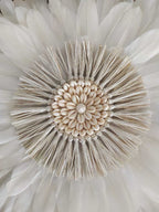 Juju Hat « PRÉCIEUX » blanc – Plumes naturelles & cœur raphia blanc et cauris – Déco murale ethnique chic – 50/65/80cm – Fait main