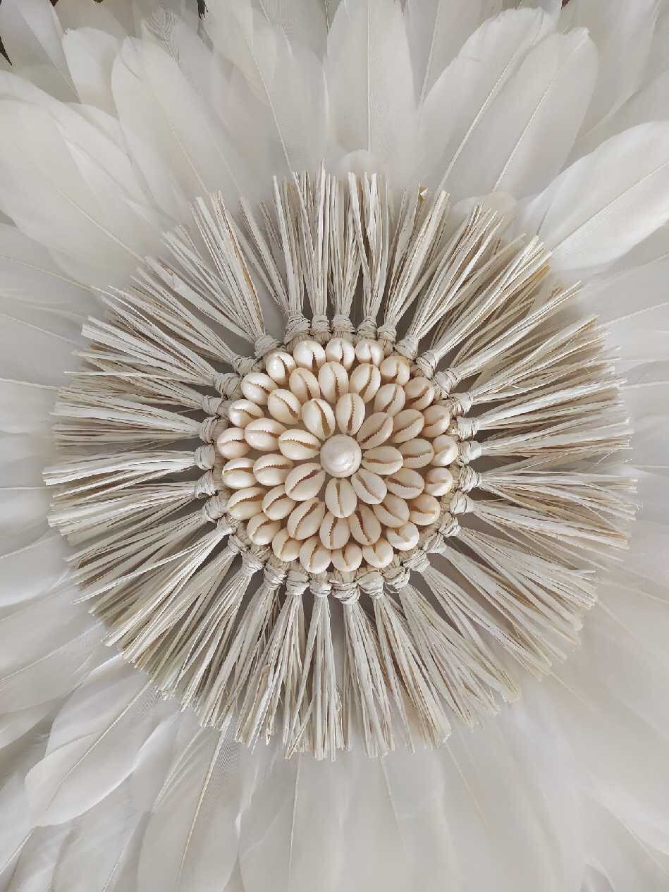 Juju Hat « PRÉCIEUX » blanc – Plumes naturelles & cœur raphia blanc et cauris – Déco murale ethnique chic – 50/65/80cm – Fait main