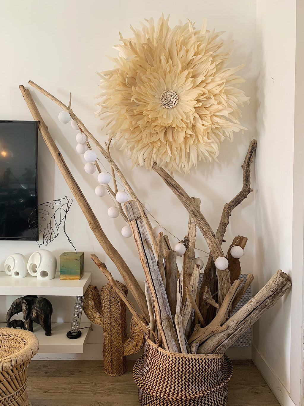 JUJUHAT « ISABELLE » plumes beiges + coquillages cauris