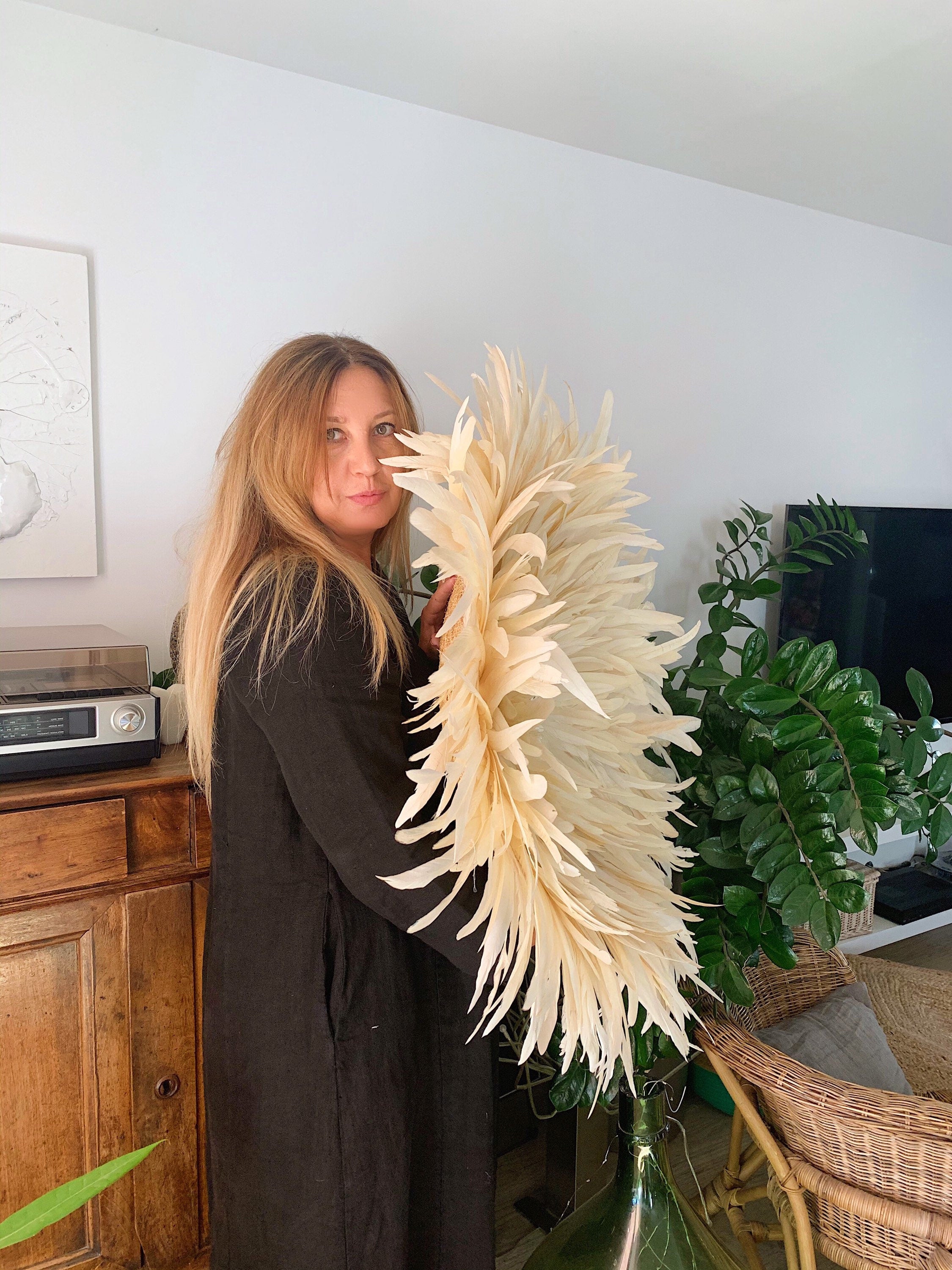 JUJUHAT « ISABELLE » plumes beiges + coquillages cauris