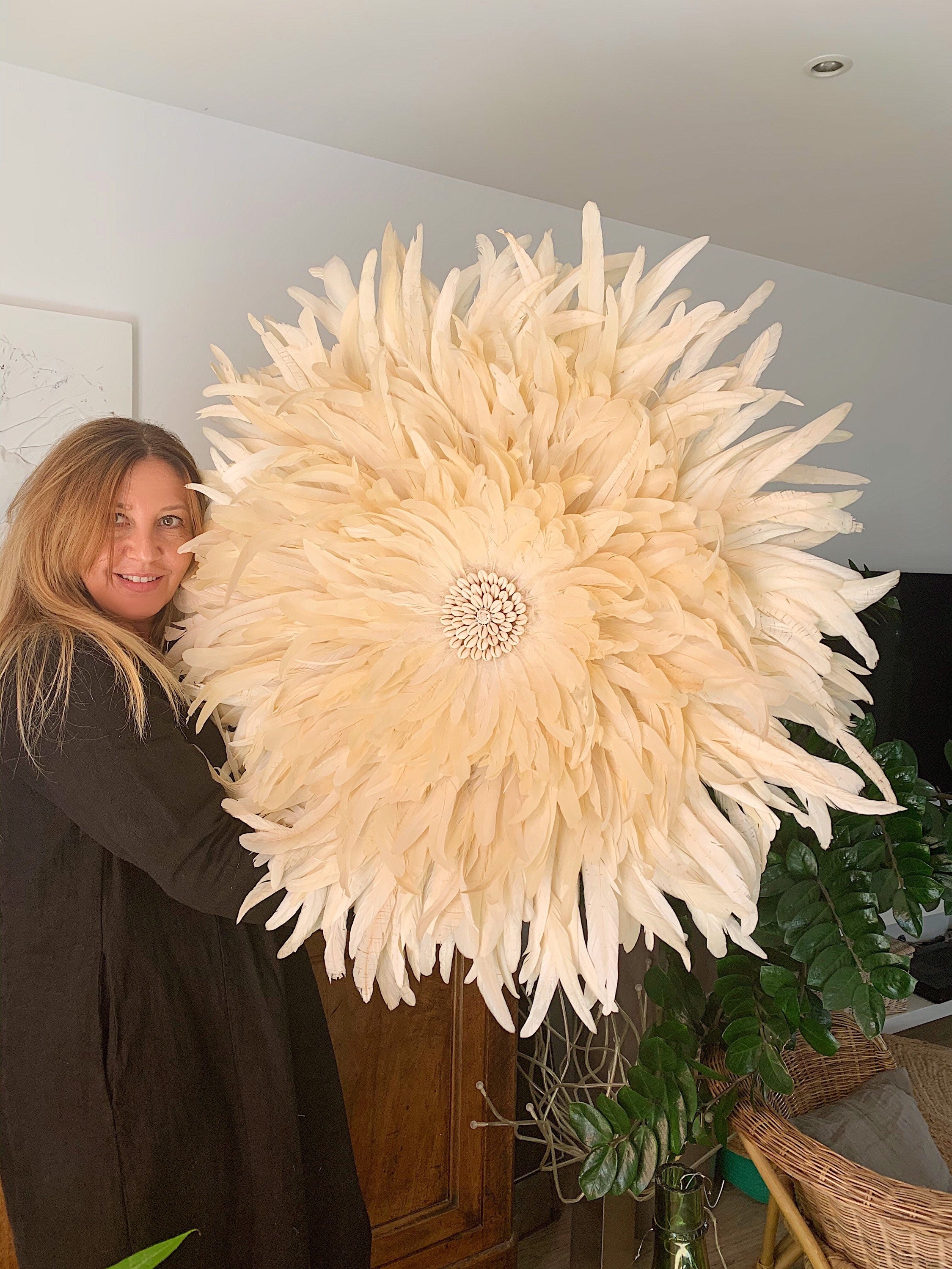 JUJUHAT « ISABELLE » plumes beiges + coquillages cauris