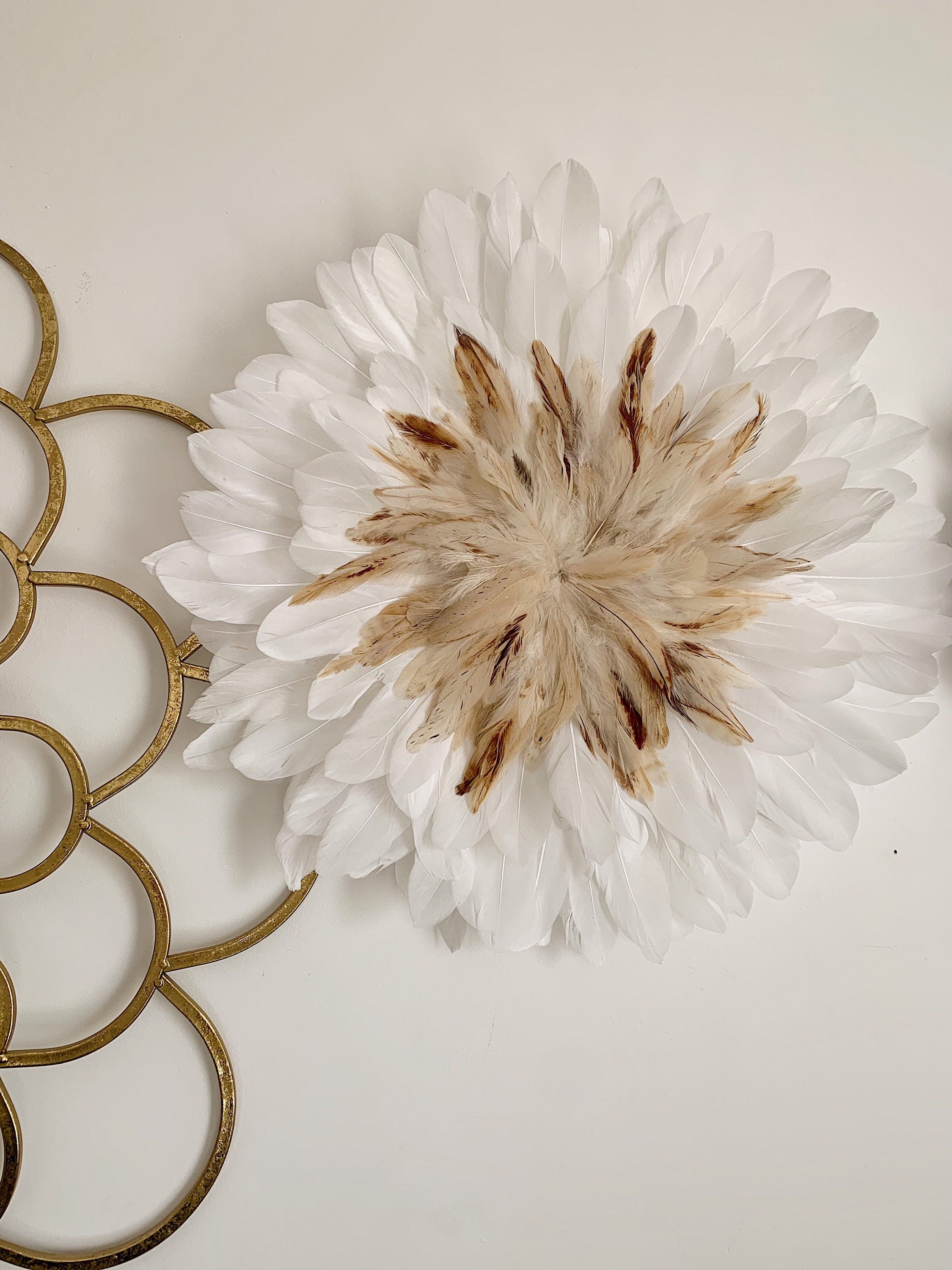 JUJUHAT « CAPPUCCINO » ou « MOCHACCINO » – Plumes naturelles blanches, noires et beiges – Déco murale ethnique chic – 50, 65 ou 80 cm