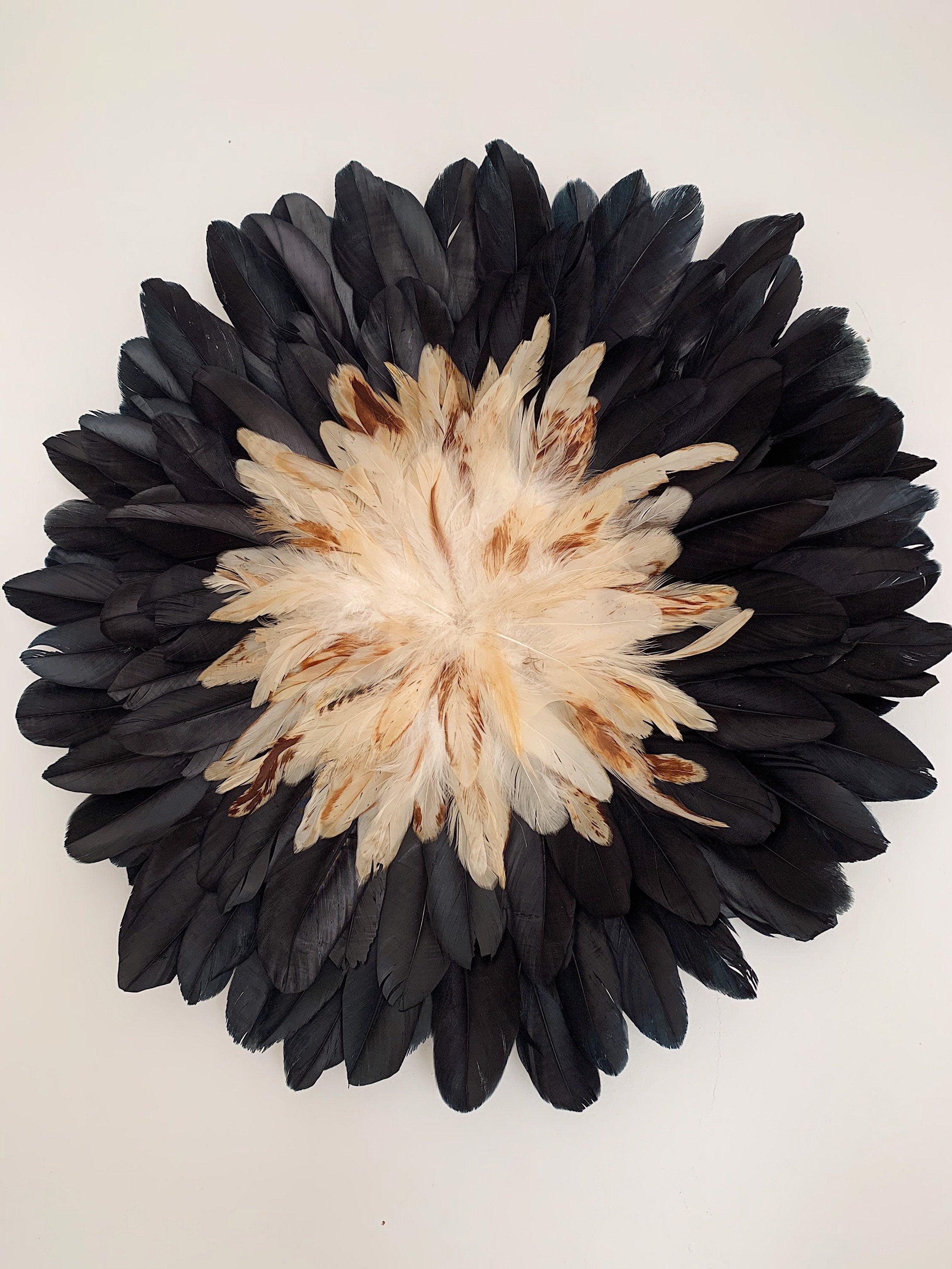 JUJUHAT « CAPPUCCINO » ou « MOCHACCINO » – Plumes naturelles blanches, noires et beiges – Déco murale ethnique chic – 50, 65 ou 80 cm
